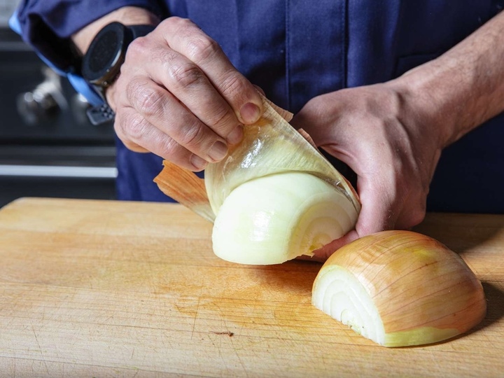 Mẹo bóc vỏ hành không bị cay mắt- Ảnh 1.
