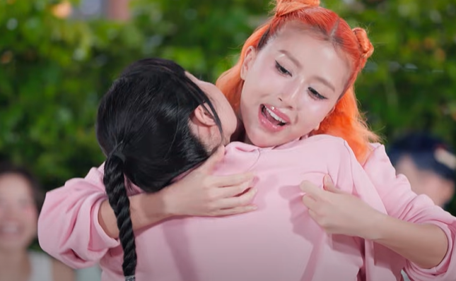 Em Xinh Say Hi gây tranh cãi vì hình ảnh thân mật quá mức trên sóng- Ảnh 3.