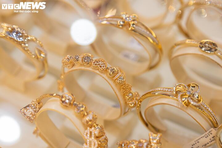 Giá vàng hôm nay 28/7: Tiếp tục đi xuống- Ảnh 1.