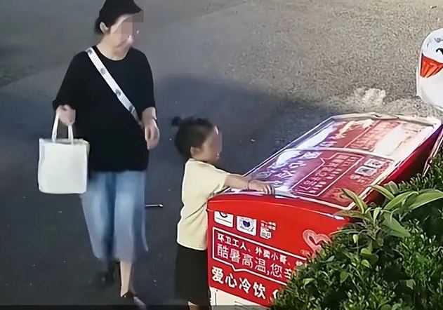 Bức ảnh đang khiến cộng đồng mạng bức xúc: Cha mẹ ăn mặc tươm tất nhưng cách cư xử lại khiến con bị ảnh hưởng cả đời- Ảnh 1.