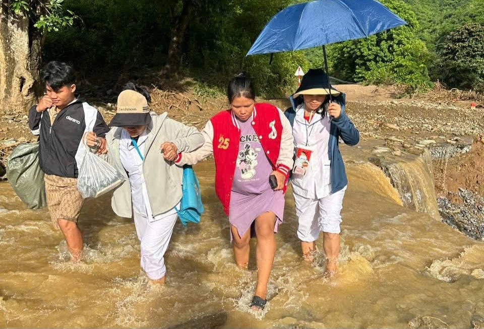 Trên con đường sạt lở, mẹ tròn con vuông: Cuộc vượt cạn khó tin của sản phụ vùng lũ- Ảnh 1.