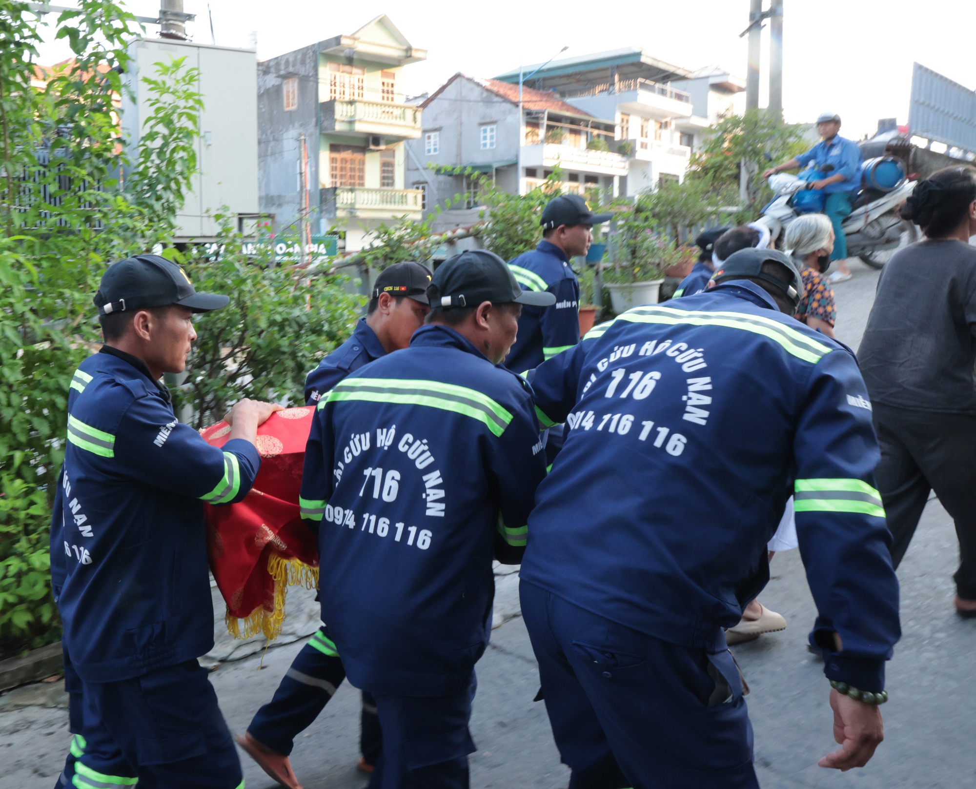 Lễ tang đẫm nước mắt của người cha đơn thân tử nạn khi tắm biển Hòn Gai, để lại con trai khuyết tật và mẹ già- Ảnh 3.