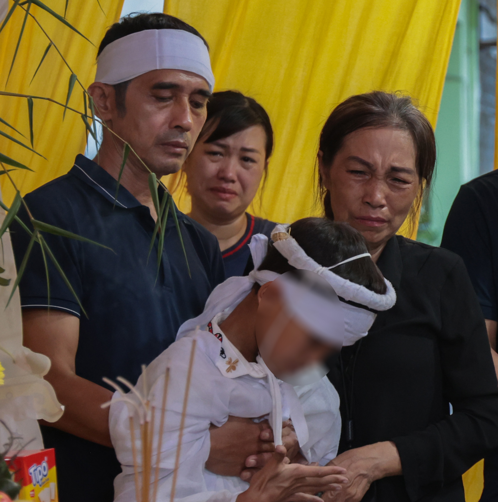 Lễ tang đẫm nước mắt của người cha đơn thân tử nạn khi tắm biển Hòn Gai, để lại con trai khuyết tật và mẹ già- Ảnh 9.