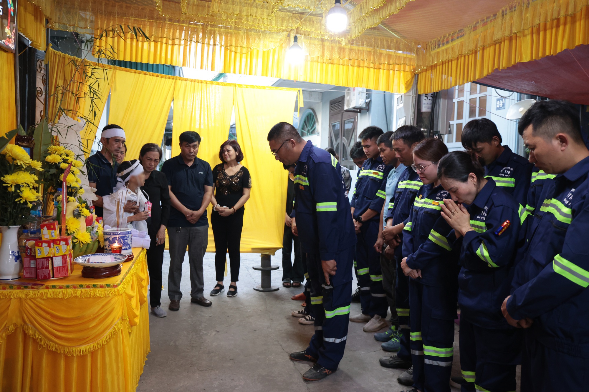 Lễ tang đẫm nước mắt của người cha đơn thân tử nạn khi tắm biển Hòn Gai, để lại con trai khuyết tật và mẹ già- Ảnh 5.