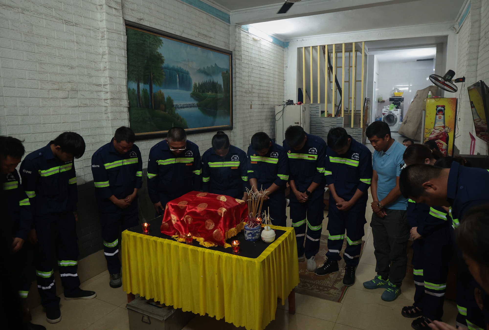Đội cứu hộ cứu nạn 116 khóc nghẹn trong tang lễ người cha đơn thân tử nạn khi tắm biển Hòn Gai: “Đó là điều cuối cùng chúng tôi có thể làm”- Ảnh 8. Đội cứu hộ cứu nạn 116 khóc nghẹn trong tang lễ người cha đơn thân tử nạn khi tắm biển Hòn Gai: “Đó là điều cuối cùng chúng tôi có thể làm”- Ảnh 8.