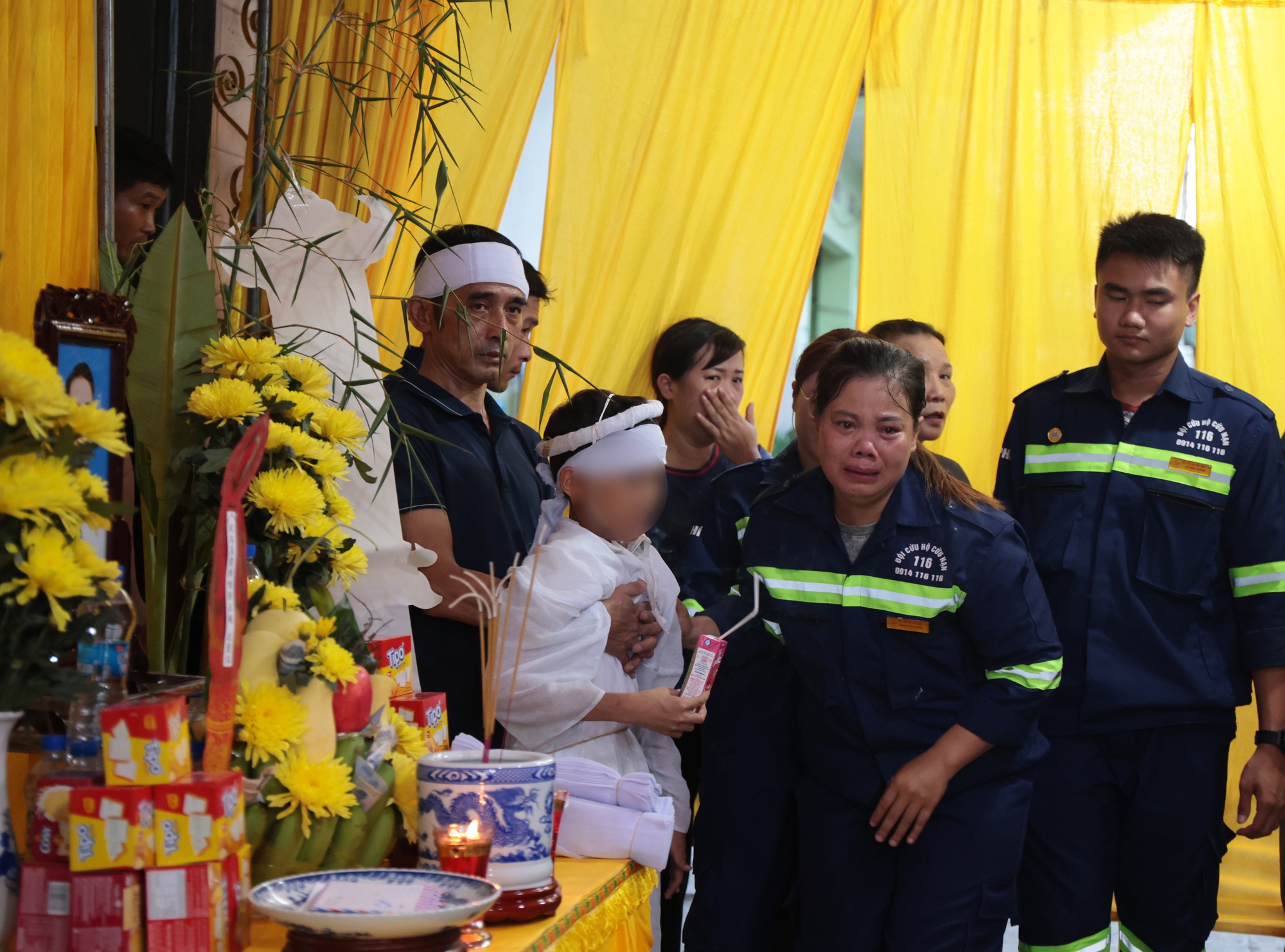 Lễ tang đẫm nước mắt của người cha đơn thân tử nạn khi tắm biển Hòn Gai, để lại con trai khuyết tật và mẹ già- Ảnh 6.