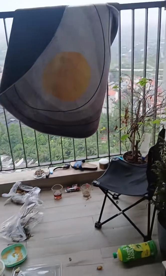 Người mẹ chán nản khi thấy con trai và con dâu Người mẹ chán nản khi thấy con trai và con dâu