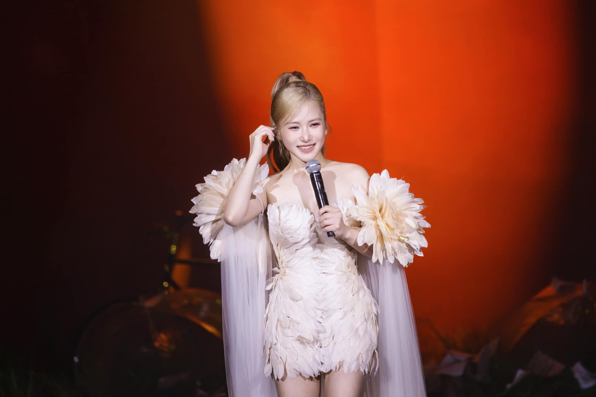 3.9 triệu lượt xem Hương Tràm bị “cướp mic”, giọng hát đẳng cấp diva nay đành nhường bước 1 người- Ảnh 5. 3.9 triệu lượt xem Hương Tràm bị “cướp mic”, giọng hát đẳng cấp diva nay đành nhường bước 1 người- Ảnh 5.