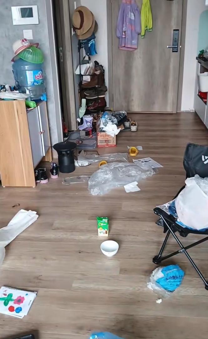 Người mẹ chán nản khi thấy con trai và con dâu Người mẹ chán nản khi thấy con trai và con dâu