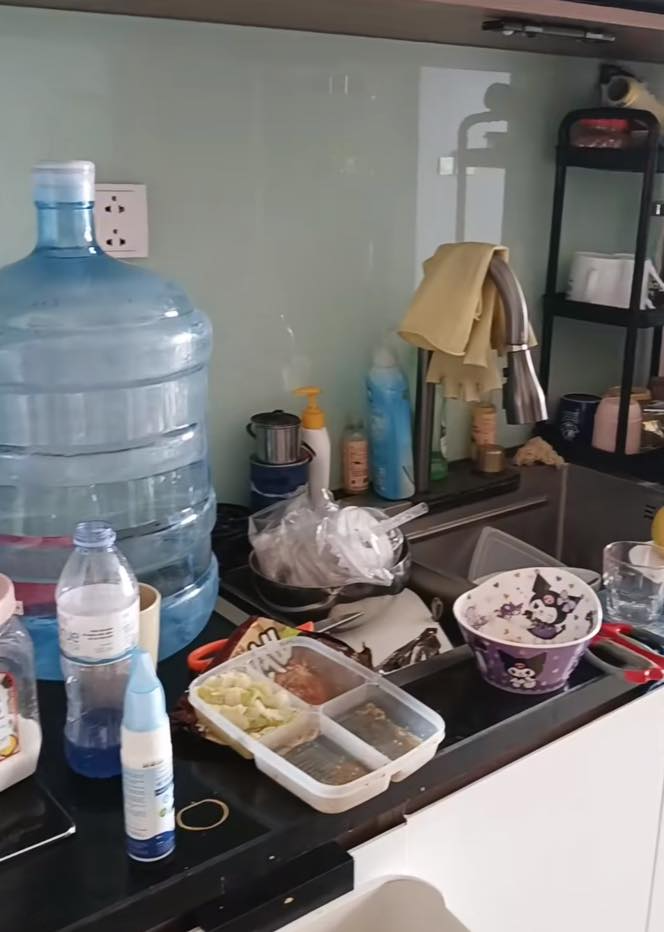 Người mẹ chán nản khi thấy con trai và con dâu Người mẹ chán nản khi thấy con trai và con dâu