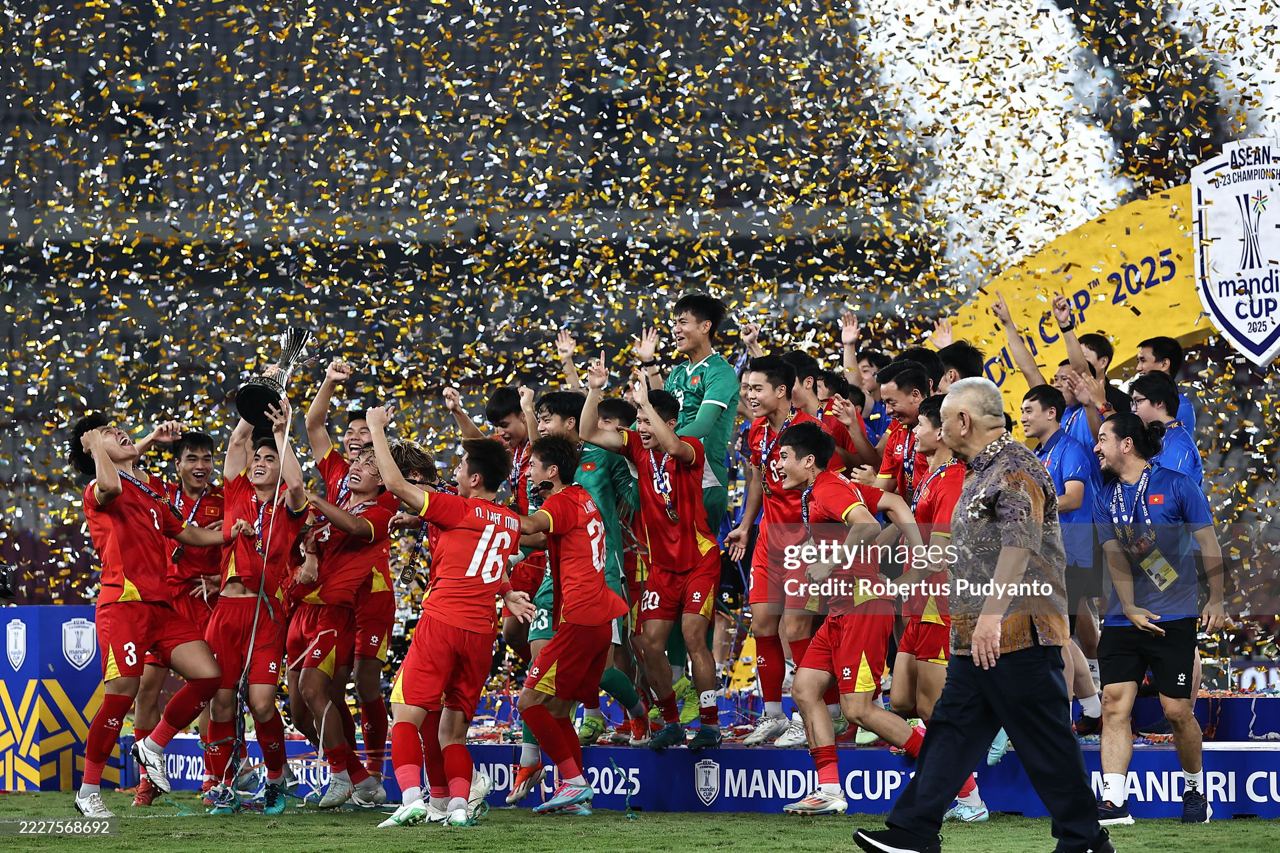 U23 Việt Nam ăn mừng cảm xúc lên ngôi vô địch U23 Đông Nam Á 2025, "kỳ phùng địch thủ" Indonesia rơi nước mắt uất nghẹn- Ảnh 2.
