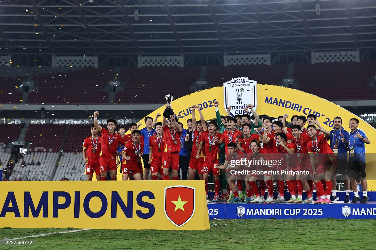 U23 Việt Nam ăn mừng cảm xúc lên ngôi vô địch U23 Đông Nam Á 2025, "kỳ phùng địch thủ" Indonesia rơi nước mắt uất nghẹn- Ảnh 4.