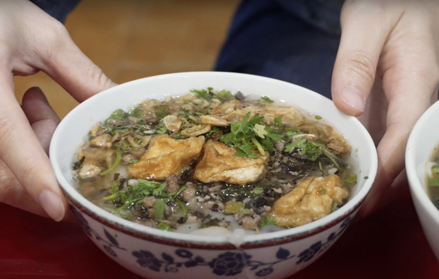 Khách Trung Quốc lần đầu thử món bánh dân dã ở Hà Nội, ngỡ ngàng vì "ngon khủng khiếp"- Ảnh 4.