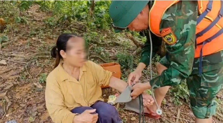 Người phụ nữ mắc kẹt giữa lũ cả tuần, phải ăn lá rừng để sống- Ảnh 1.