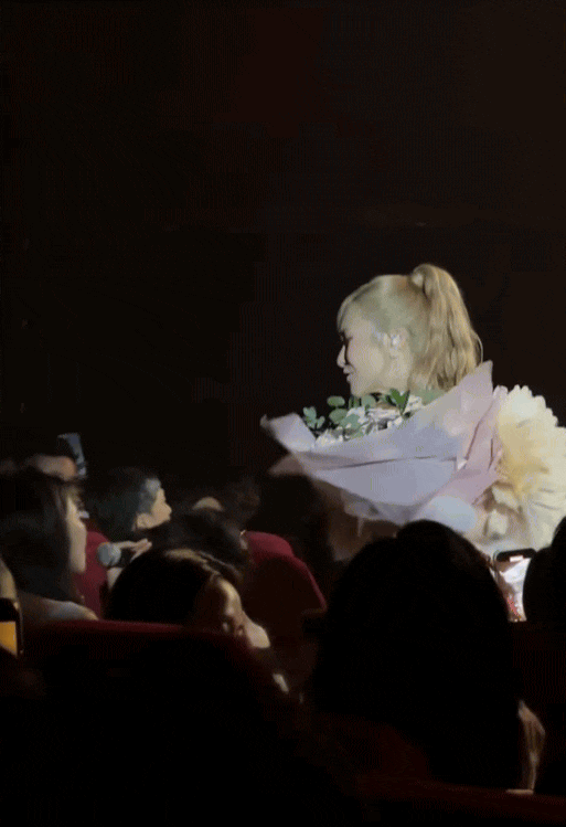 3.9 triệu lượt xem Hương Tràm bị “cướp mic”, giọng hát đẳng cấp diva nay đành nhường bước 1 người- Ảnh 3. 3.9 triệu lượt xem Hương Tràm bị “cướp mic”, giọng hát đẳng cấp diva nay đành nhường bước 1 người- Ảnh 3.
