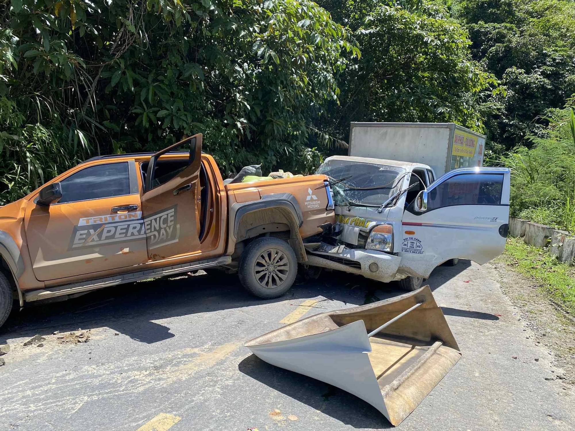 Tai nạn liên hoàn giữa 3 xe ô tô đang đi cứu trợ người dân vùng lũ- Ảnh 1.