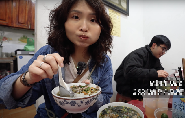 Khách Trung Quốc lần đầu thử món bánh dân dã ở Hà Nội, ngỡ ngàng vì "ngon khủng khiếp"- Ảnh 2.