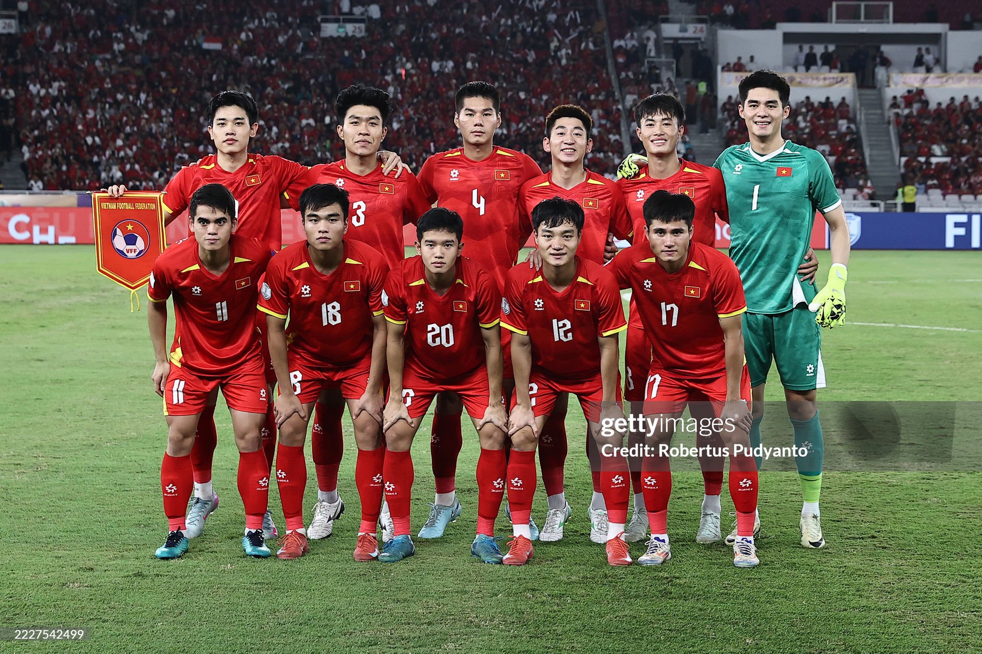 Viral nhất đêm: HLV Kim Sang-sik "cúi lạy" trọng tài 3 lần- Ảnh 6.