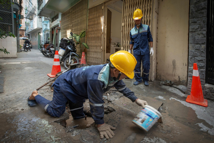 TP.HCM: Cảnh báo thủ đoạn lừa đảo gắn đồng hồ nước trái phép- Ảnh 1.