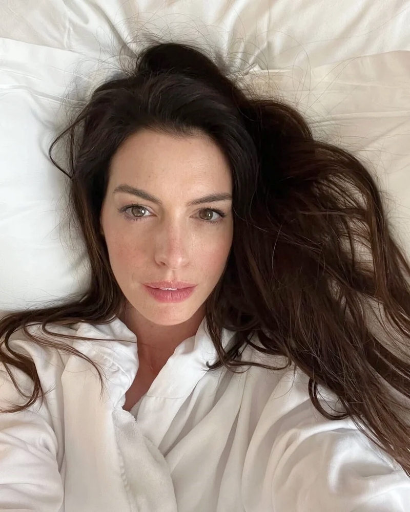Anne Hathaway ở tuổi 42 vẫn đẹp đỉnh, ngoài việc uống 2 thìa dầu ô liu mỗi tối thì cô còn làm điều này 365 ngày- Ảnh 7.