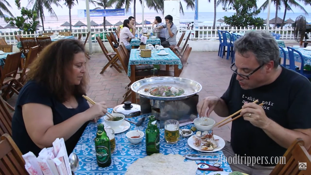 Khách Tây nhận xét Việt Nam có một món mà đi đâu cũng thấy, ăn thì ngon miễn bàn mà giá lại còn mềm- Ảnh 1.