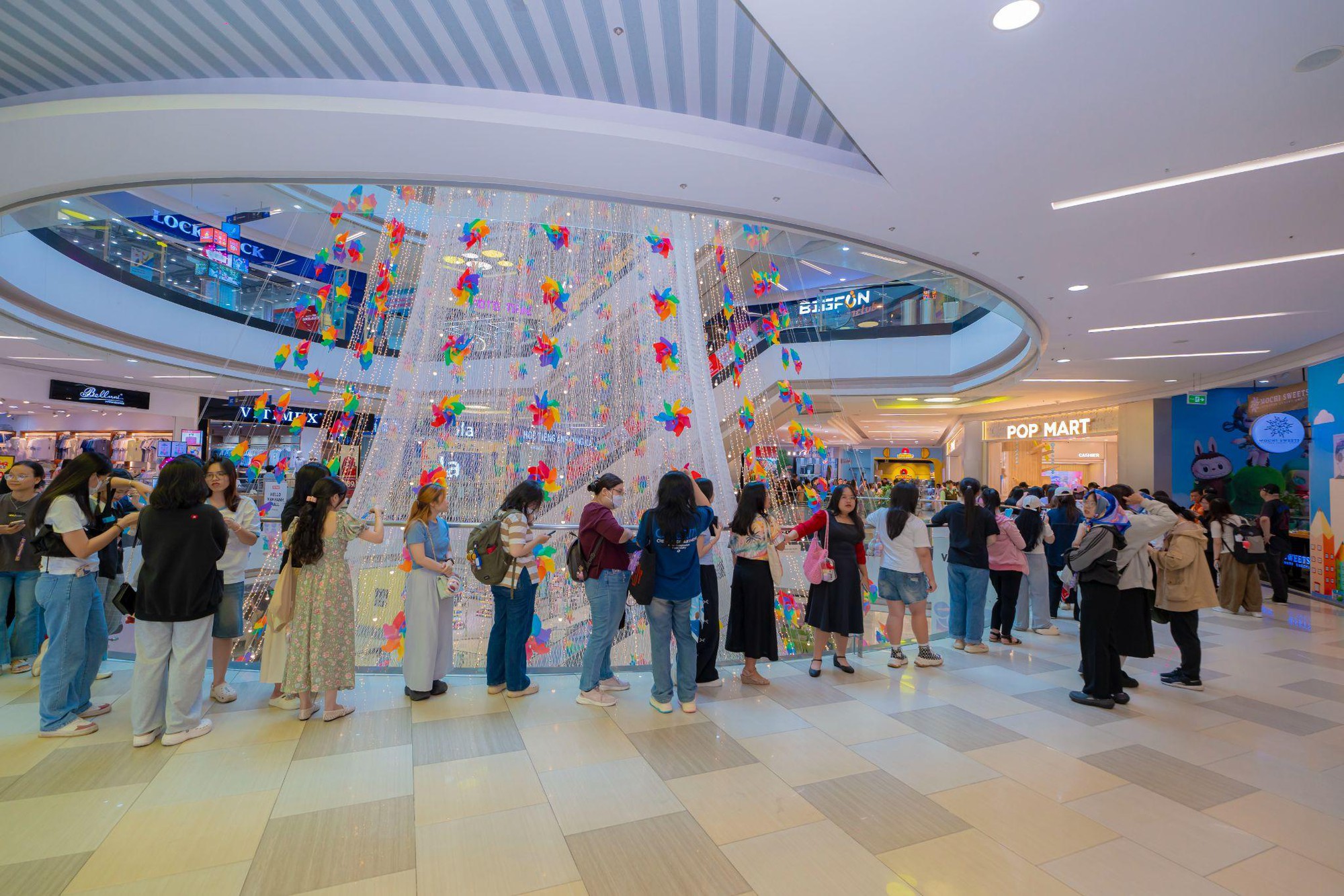 Fan Art Toy đổ bộ “nườm nượp” tại POP MART Vạn Hạnh Mall: LABUBU khổng lồ gây sốt, quà tặng phát ngợp trời!- Ảnh 2.