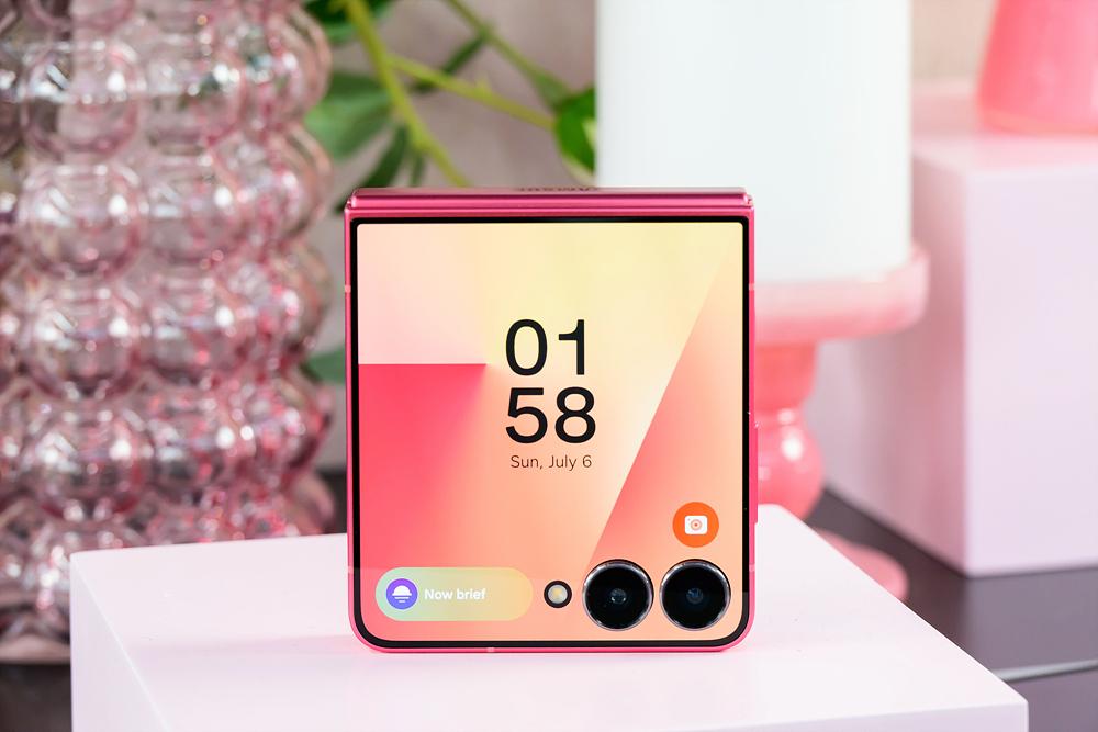 Chuyện chưa kể về sắc Đỏ Coral, tông màu trẻ trung, thời thượng trên Galaxy Z Flip7- Ảnh 2.