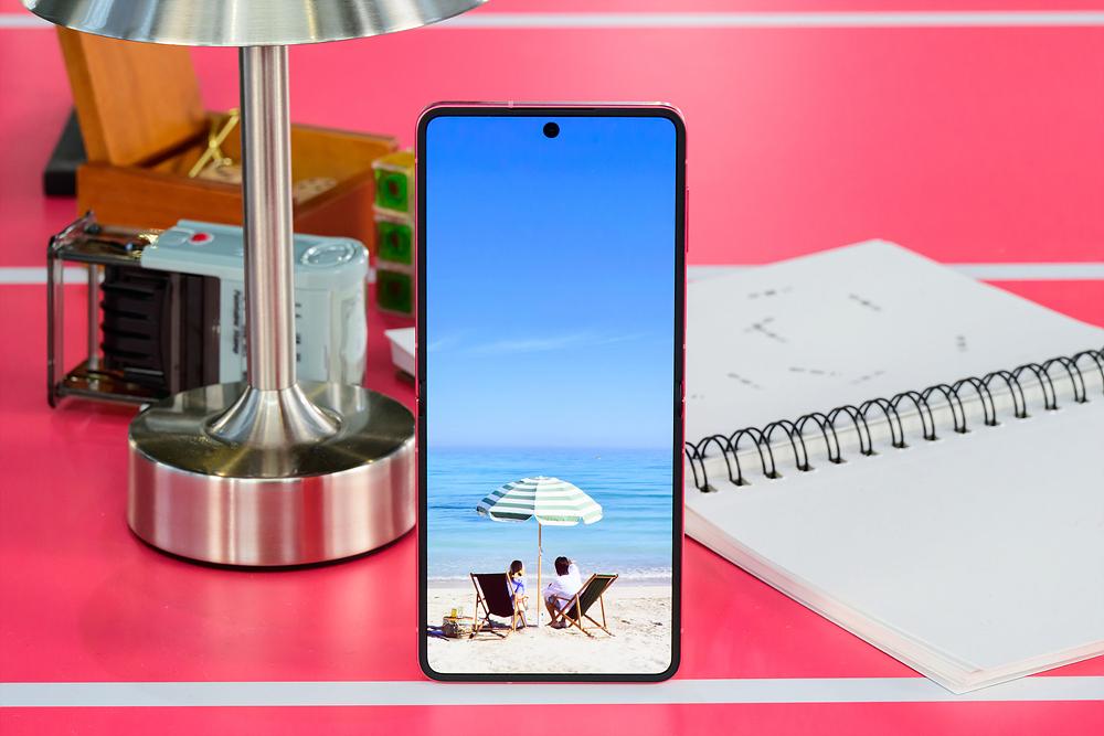 Chuyện chưa kể về sắc Đỏ Coral, tông màu trẻ trung, thời thượng trên Galaxy Z Flip7- Ảnh 3.