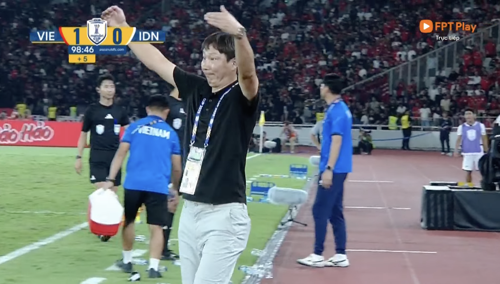 Viral nhất đêm: HLV Kim Sang-sik "cúi lạy" trọng tài 3 lần- Ảnh 3.