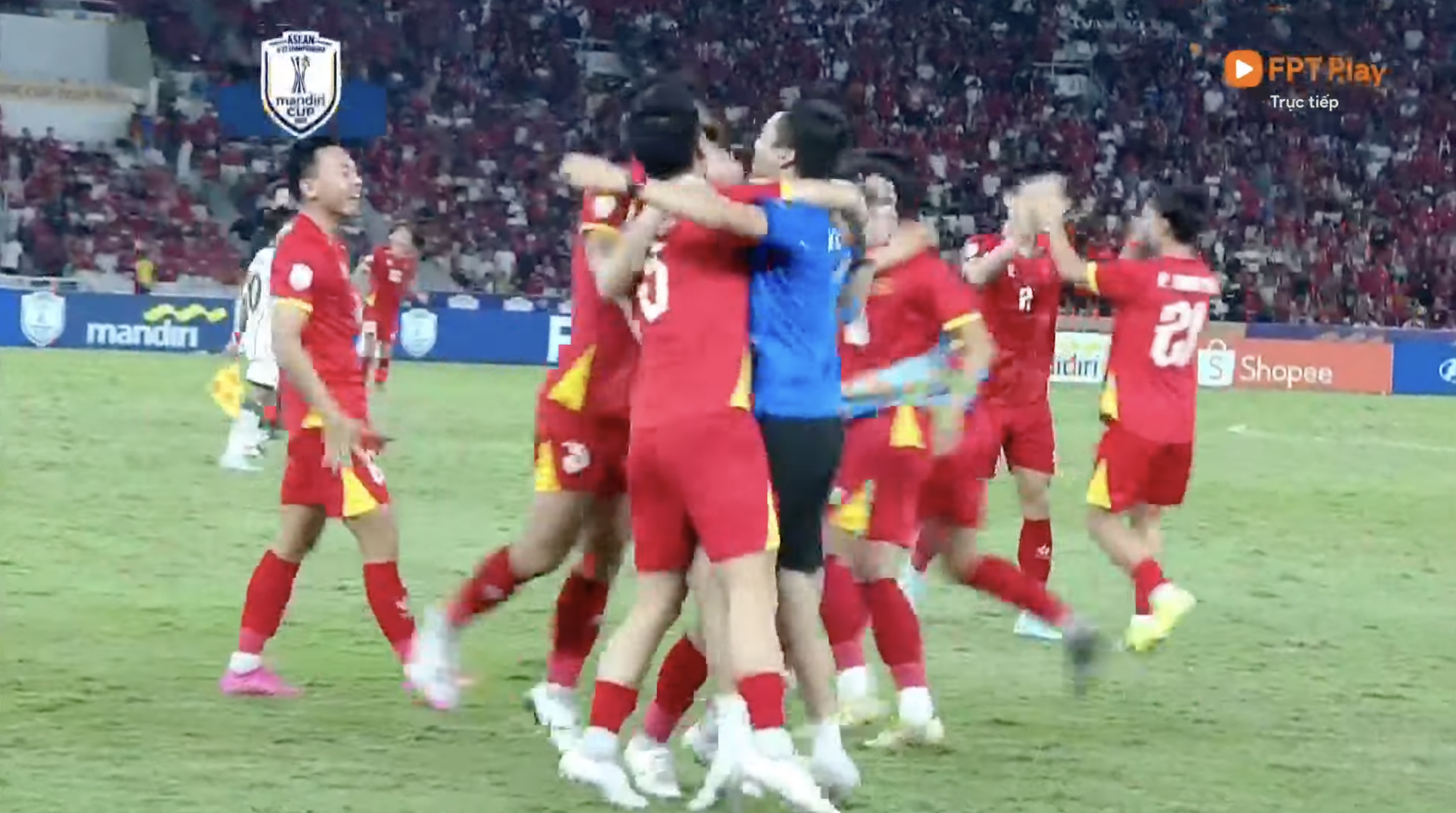 U23 Việt Nam ăn mừng cảm xúc lên ngôi vô địch U23 Đông Nam Á 2025, "kỳ phùng địch thủ" Indonesia rơi nước mắt uất nghẹn- Ảnh 6.