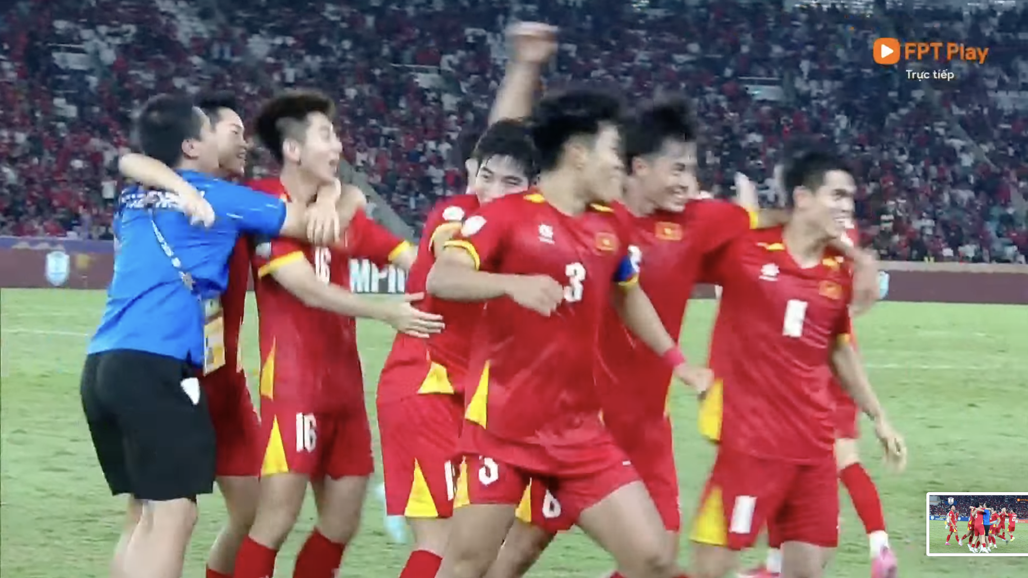 U23 Việt Nam ăn mừng cảm xúc lên ngôi vô địch U23 Đông Nam Á 2025, "kỳ phùng địch thủ" Indonesia rơi nước mắt uất nghẹn- Ảnh 5.