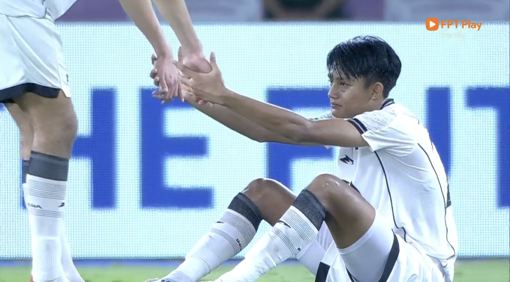 U23 Việt Nam ăn mừng cảm xúc lên ngôi vô địch U23 Đông Nam Á 2025, "kỳ phùng địch thủ" Indonesia rơi nước mắt uất nghẹn- Ảnh 13.