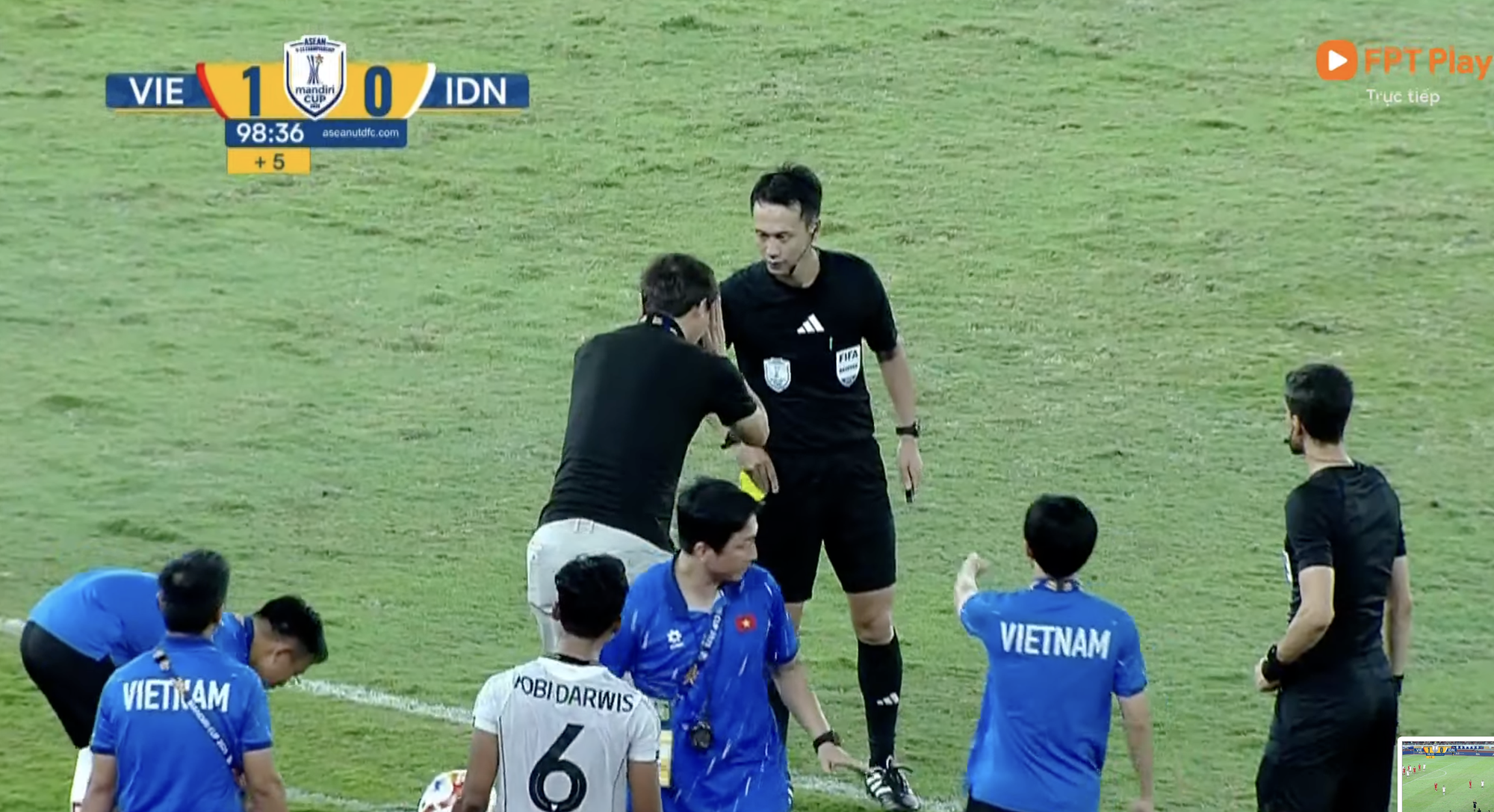 Viral nhất đêm: HLV Kim Sang-sik "cúi lạy" trọng tài 3 lần- Ảnh 2.