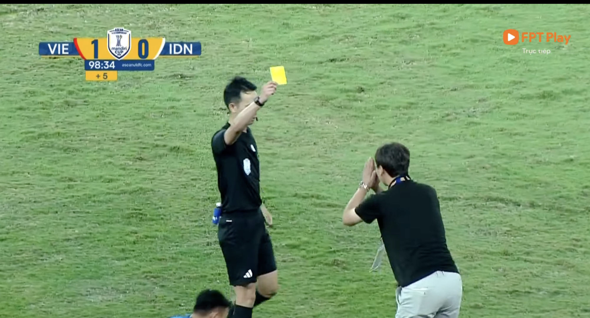 Viral nhất đêm: HLV Kim Sang-sik "cúi lạy" trọng tài 3 lần- Ảnh 1.