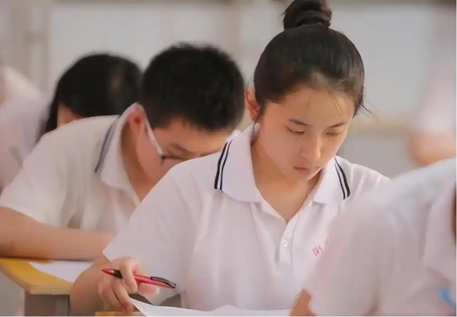 Nữ sinh học giỏi nhất trường nhưng thi trượt ĐH 2 lần, 20 năm sau được báo tin: "Đã có bằng tốt nghiệp, đang làm giáo viên"- Ảnh 1.