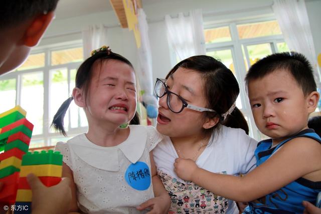 Bé gái ngoan ngoãn bỗng một ngày nằng nặc nói "không muốn đi học", mẹ gặng hỏi thì phát hiện bí mật đau lòng ở trường học- Ảnh 2.