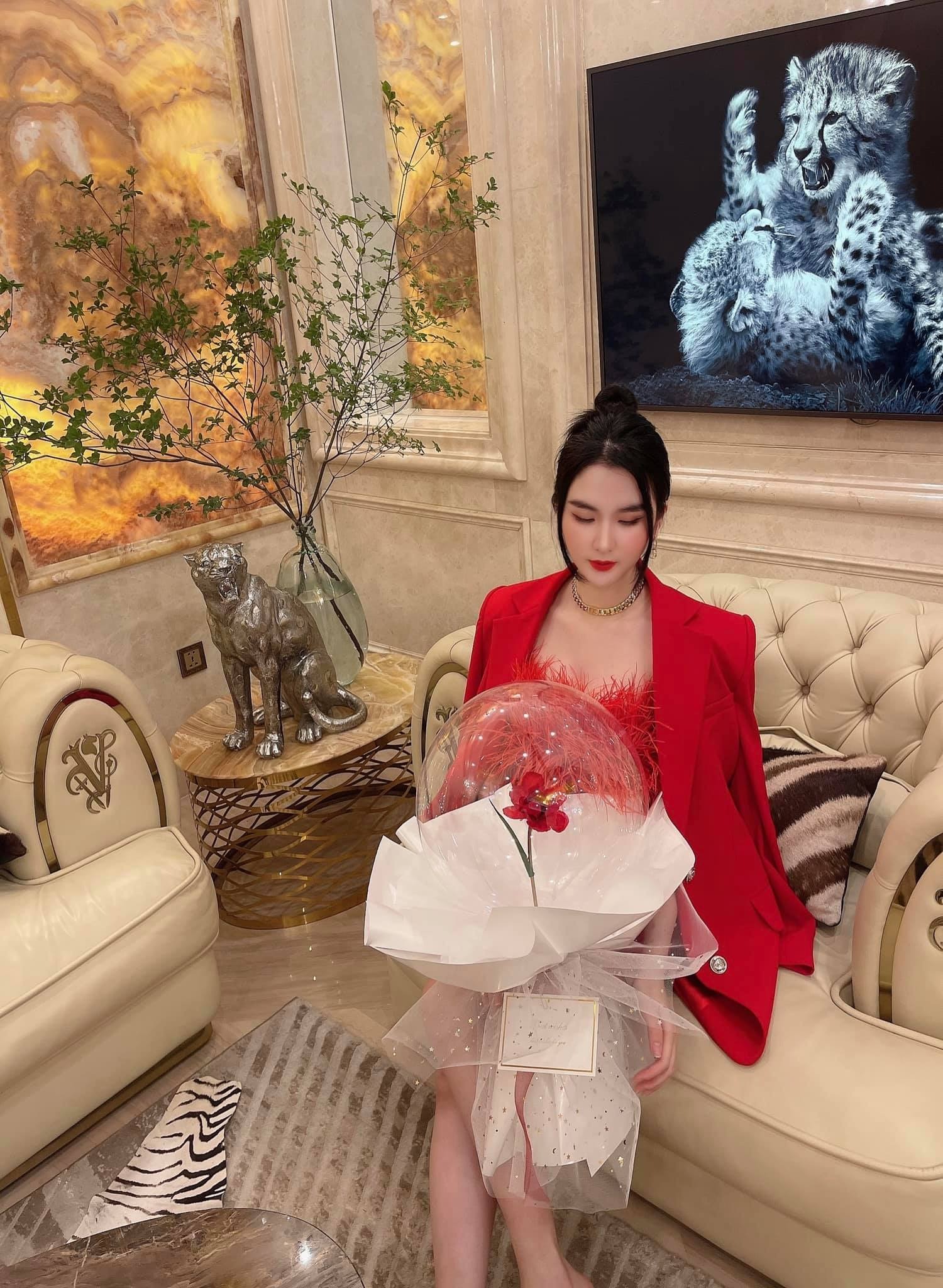 "Phú bà" chủ nhân món khúc bạch vải: Nhan sắc chim sa cá lặn, cuộc sống kín tiếng chuẩn thượng lưu- Ảnh 15.