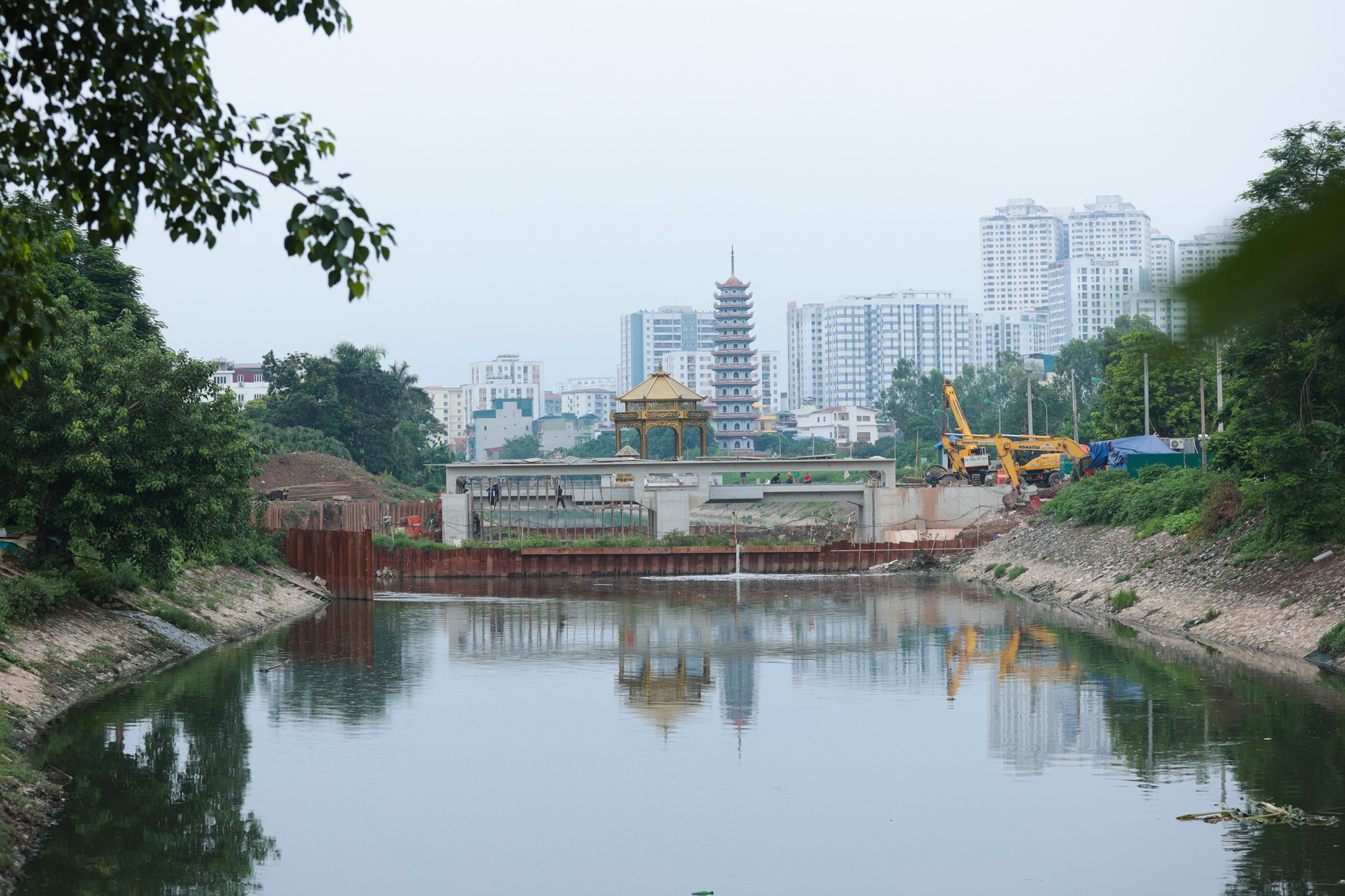 Hà Nội: Cảnh tượng lạ trên sông Tô Lịch khiến ai cũng phải ngoái nhìn- Ảnh 1.