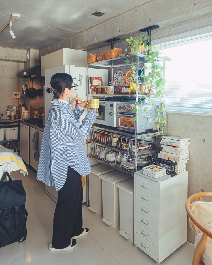 Tôi đã mua 20 món đồ này chỉ vì tưởng mình đang "sống đẹp", nhưng giờ thấy đó là sai lầm ngớ ngẩn nhất- Ảnh 1.