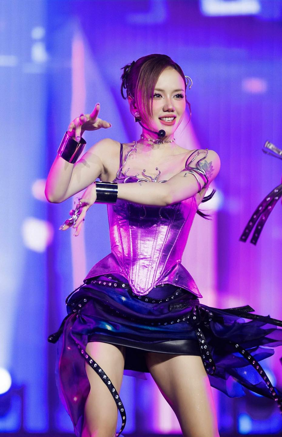 1 Em Xinh nhìn thẳng Châu Bùi, Phương Ly: 