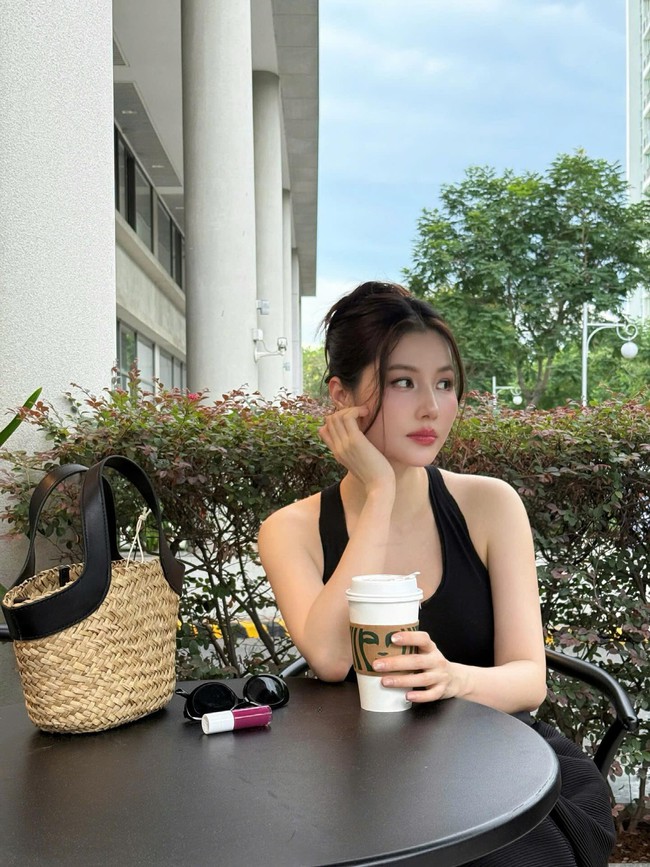Bé gái chụp cùng 
