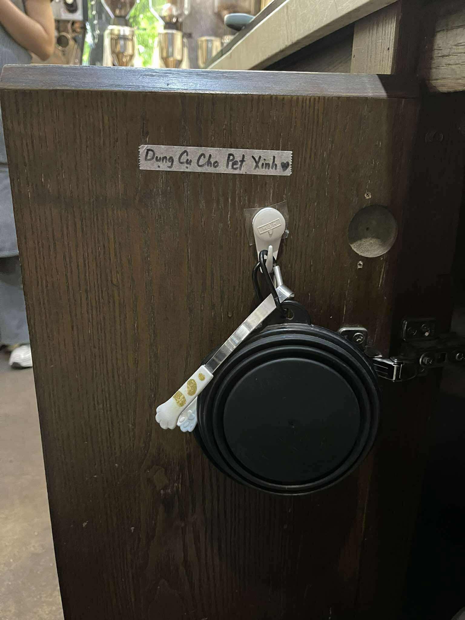 Xôn xao quán cà phê nổi tiếng ở Hà Nội bị tố cho thú cưng dùng chung dụng cụ với khách, phía quán nói gì?- Ảnh 4.