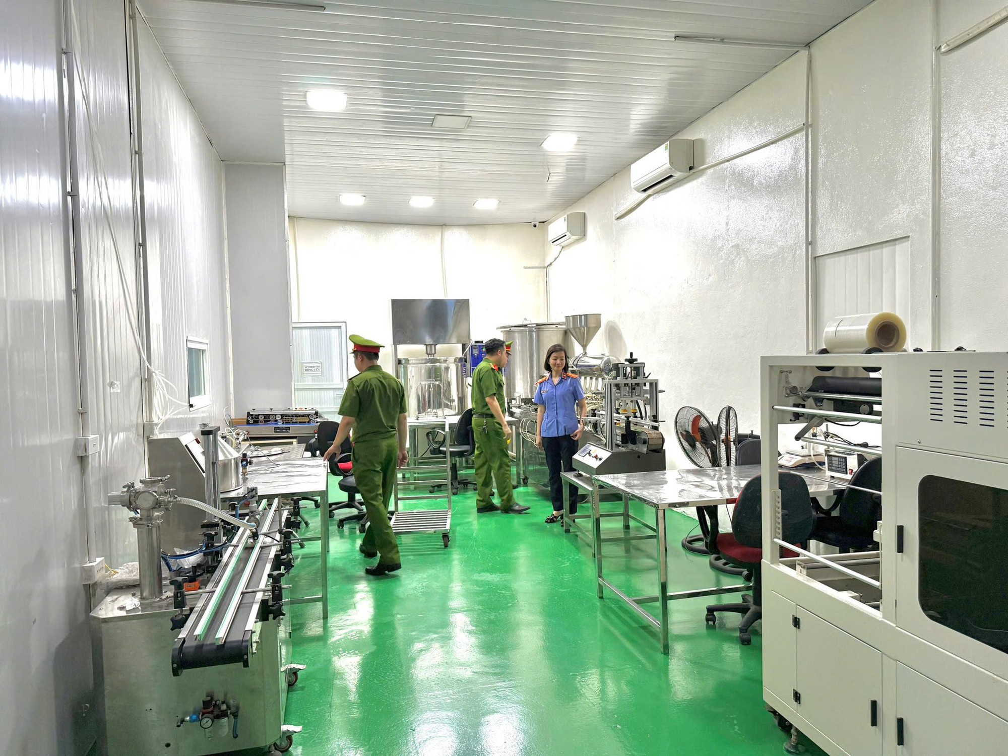 Cận cảnh khám xét Công ty Athena Việt Nam của 'trùm mỹ phẩm giả' Đường Văn Thiết- Ảnh 5.