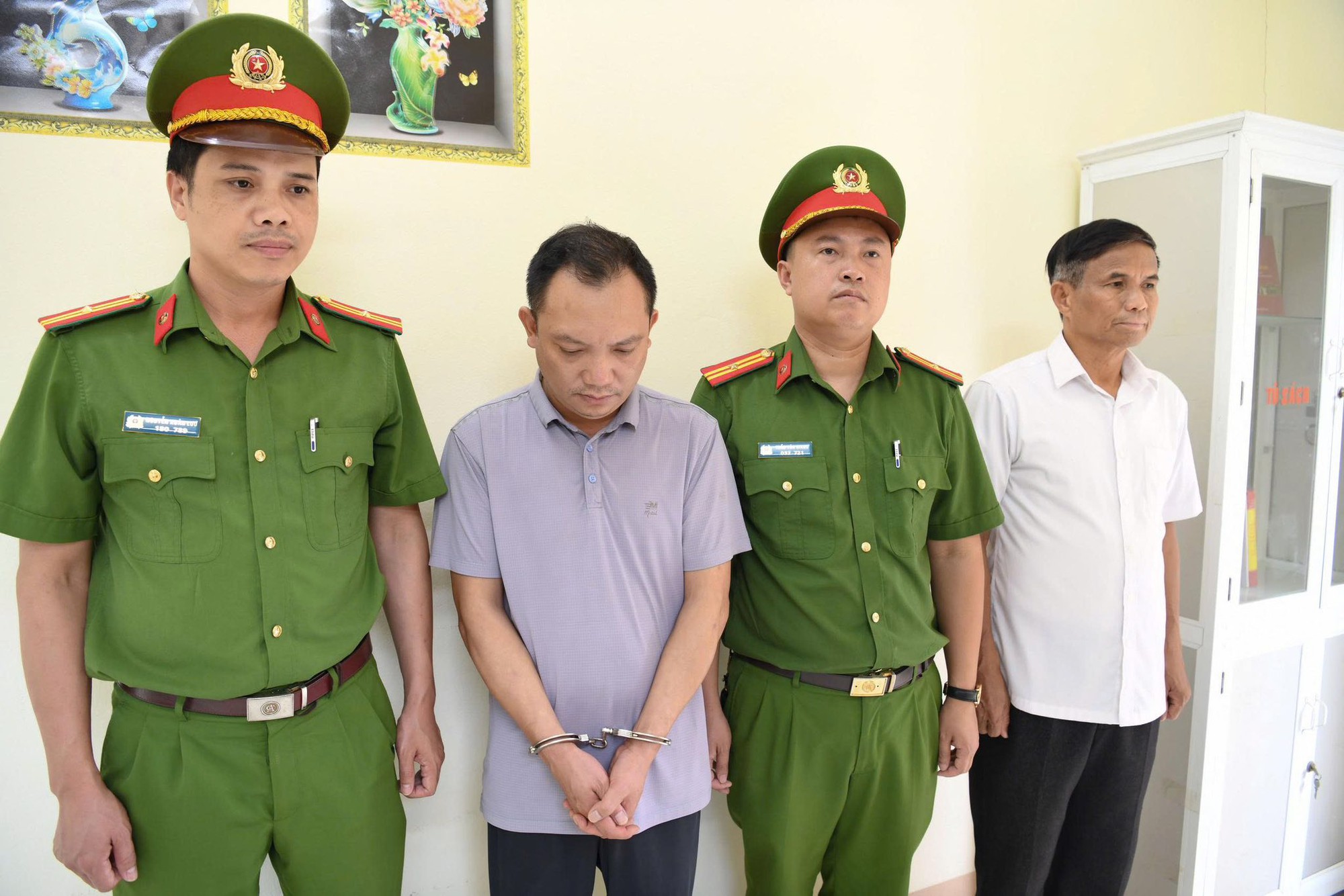 Cận cảnh khám xét Công ty Athena Việt Nam của "trùm mỹ phẩm giả" Đường Văn Thiết- Ảnh 2.