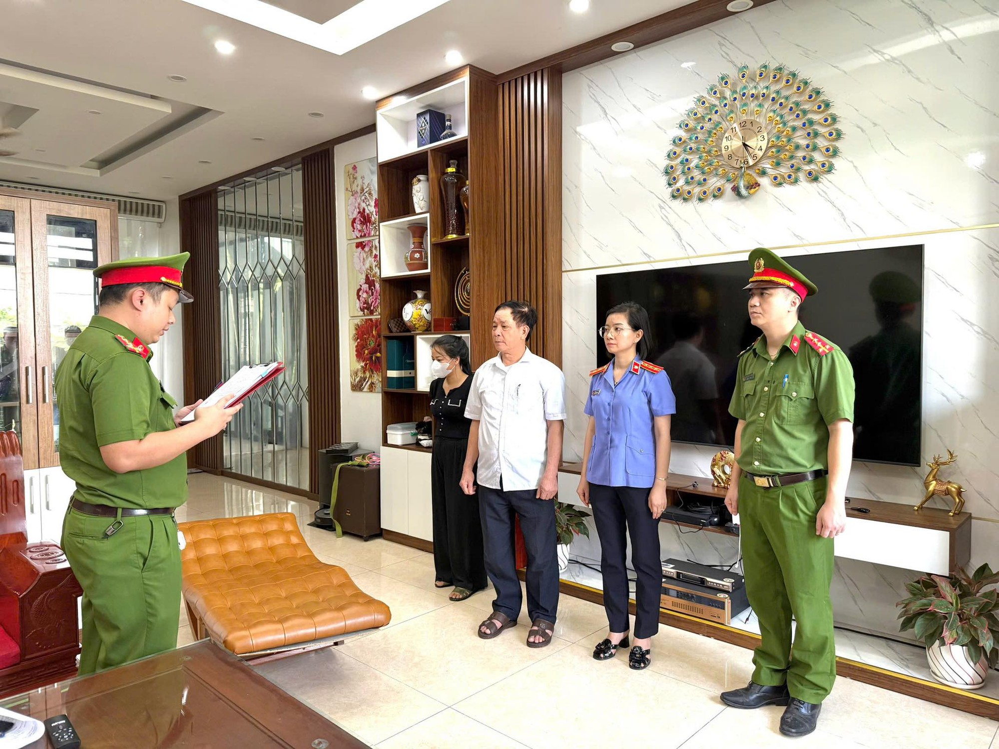 Cận cảnh khám xét Công ty Athena Việt Nam của "trùm mỹ phẩm giả" Đường Văn Thiết- Ảnh 3.