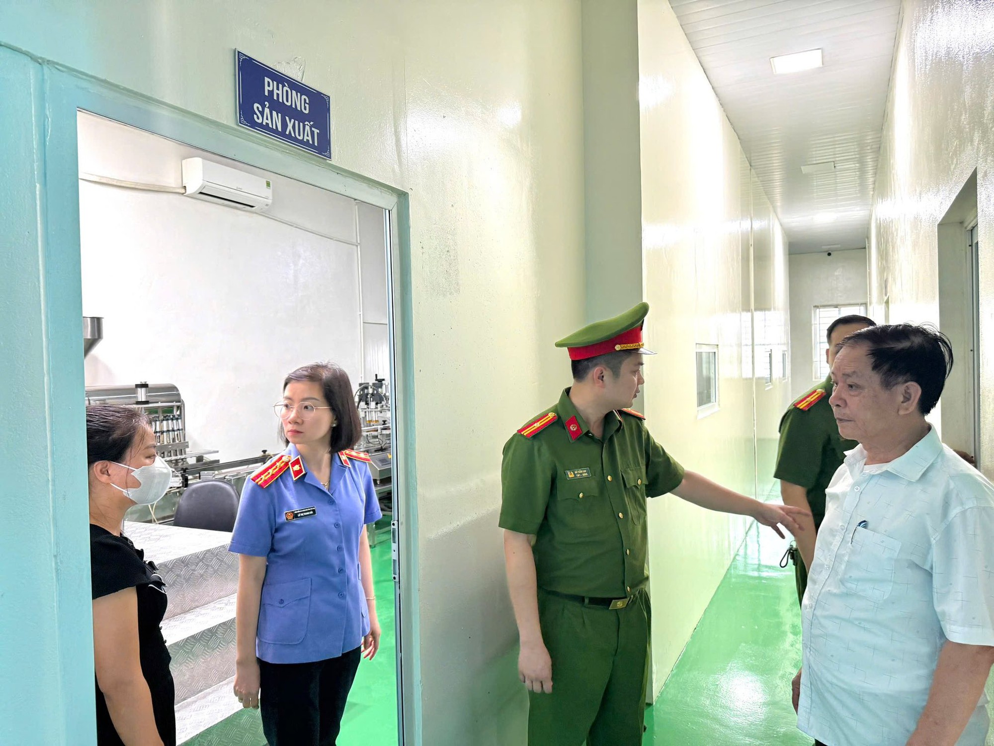 Cận cảnh khám xét Công ty Athena Việt Nam của 'trùm mỹ phẩm giả' Đường Văn Thiết- Ảnh 3.