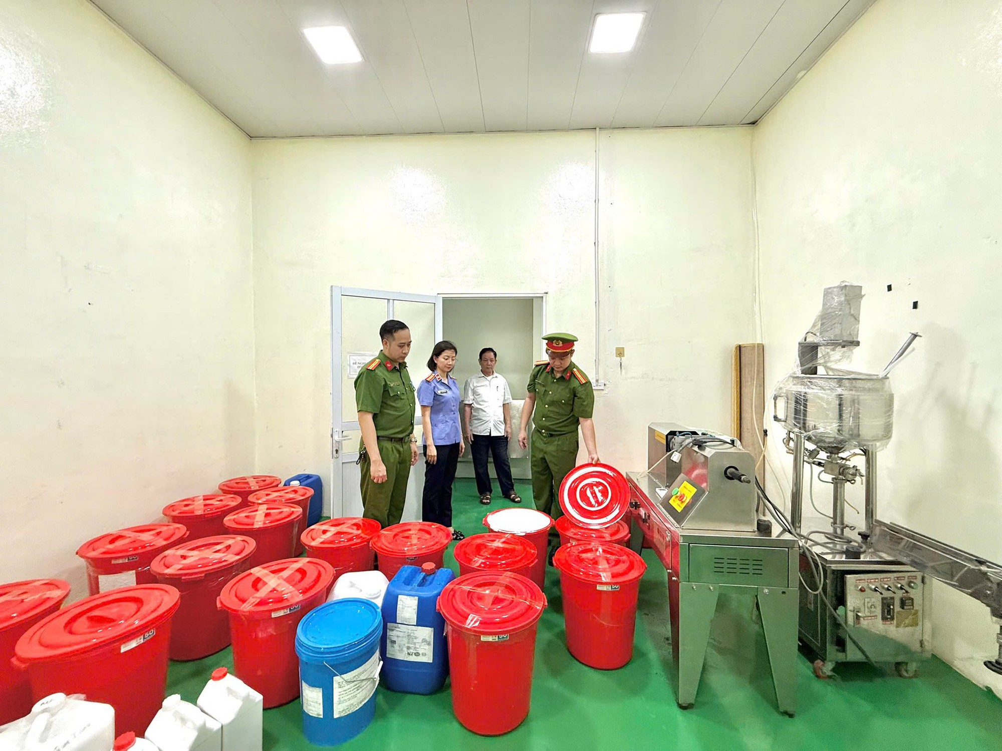Cận cảnh khám xét Công ty Athena Việt Nam của 'trùm mỹ phẩm giả' Đường Văn Thiết- Ảnh 6.