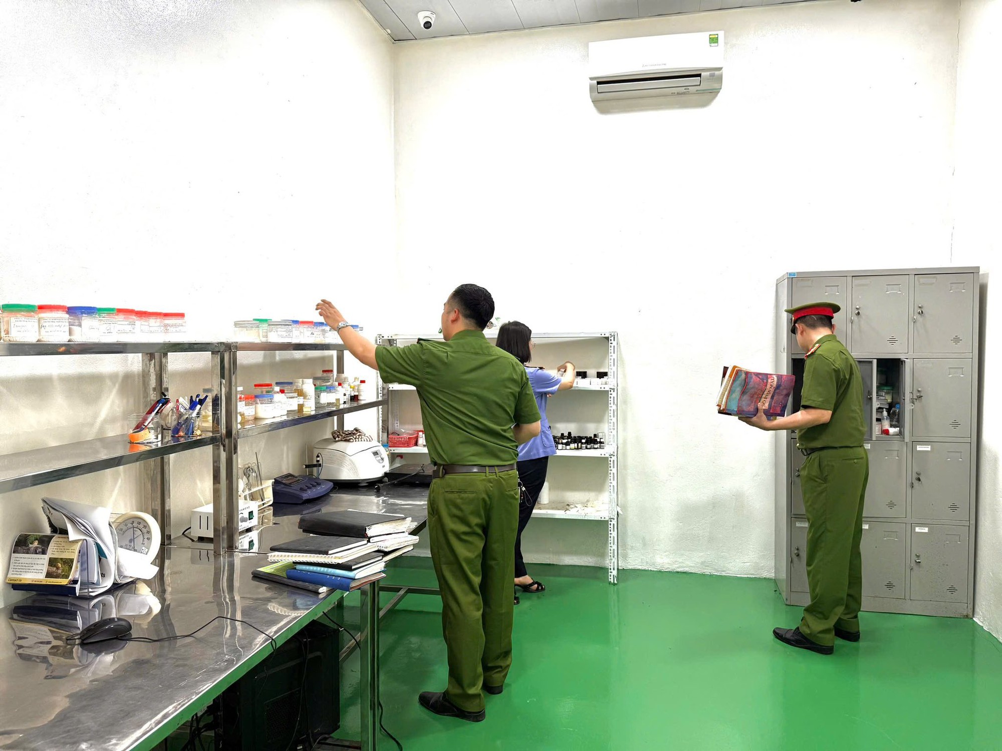 Cận cảnh khám xét Công ty Athena Việt Nam của 'trùm mỹ phẩm giả' Đường Văn Thiết- Ảnh 4.