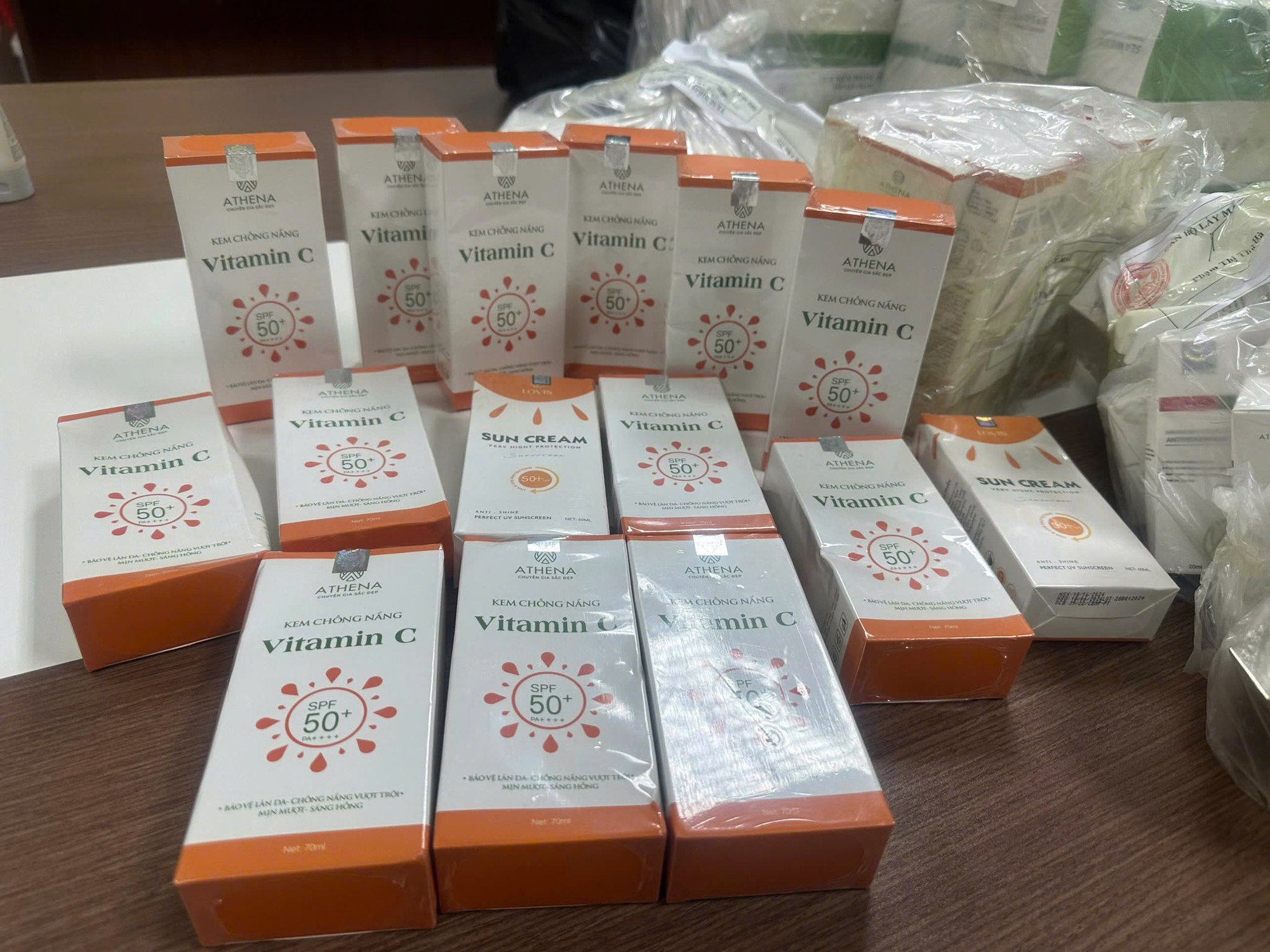 Cận cảnh khám xét Công ty Athena Việt Nam của 'trùm mỹ phẩm giả' Đường Văn Thiết- Ảnh 9.