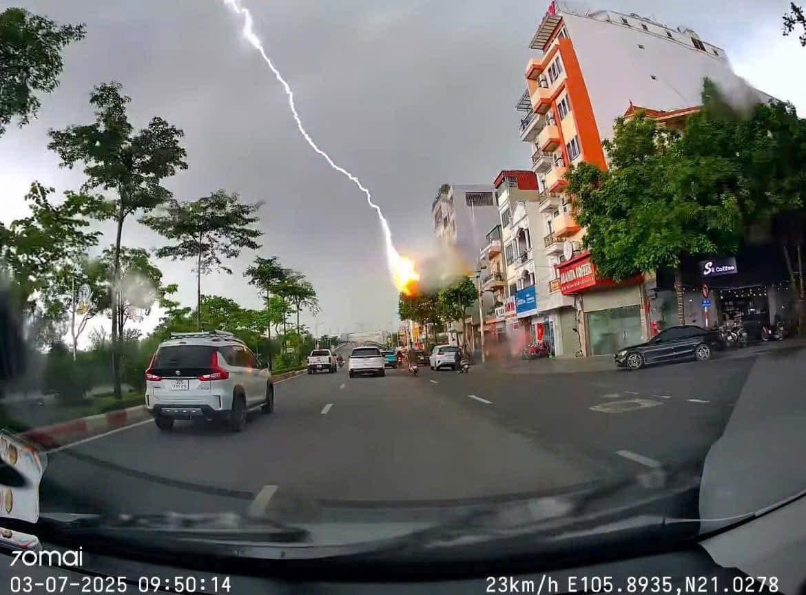 Cảnh tượng đáng sợ khi tia sét đánh thẳng vào một ngôi nhà ở Hà Nội: Người chứng kiến nói gì?- Ảnh 1.